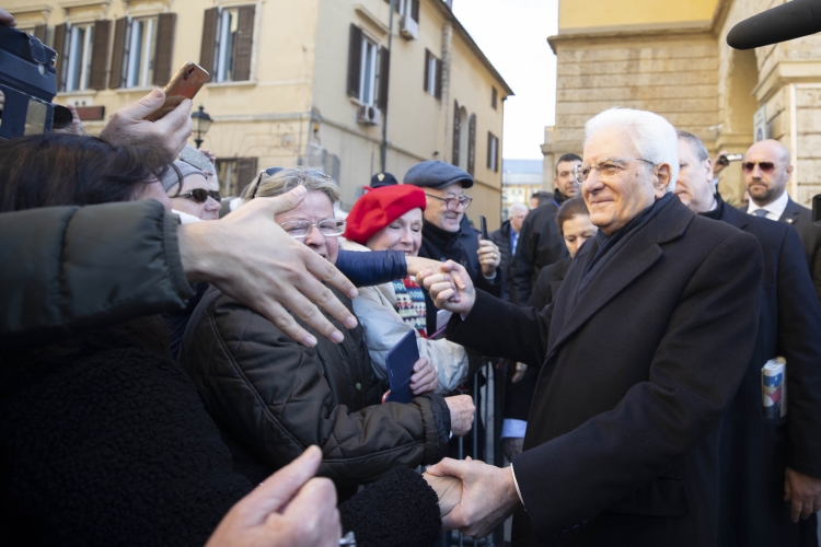 Il Presidente Sergio Mattarella saluta la cittadinanza in occasione del convegno dal titolo “Ricordare Carlo Azeglio Ciampi, uomo di governo e Capo dello Stato”
