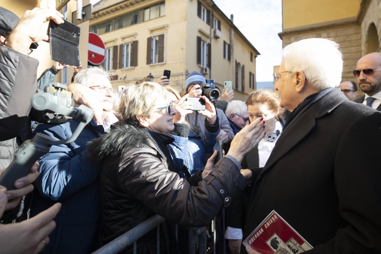 Il Presidente Sergio Mattarella saluta la cittadinanza, in occasione del convegno dal titolo “Ricordare Carlo Azeglio Ciampi, uomo di governo e Capo dello Stato”
