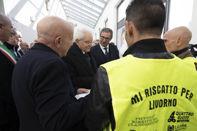Il Presidente Sergio Mattarella incontra una rappresentanza di detenuti coinvolti nel progetto “Mi riscatto per Livorno”.
