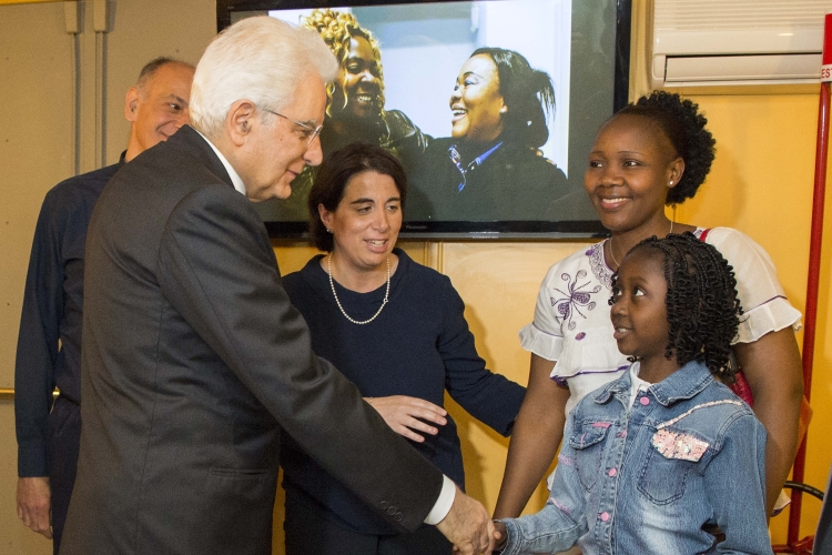 Il Presidente Sergio Mattarella al Centro Astalli  saluta alcuni ospiti del centro.
