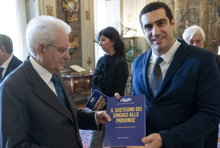Il Presidente Sergio Mattarella con Michele De Pascale, Presidente dell'Unione delle Province d'Italia, in occasione dell'incontro con una delegazione dell 'UPI