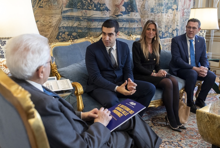 Il Presidente Sergio Mattarella con Michele De Pascale, Presidente dell'Unione delle Province d'Italia, in occasione dell'incontro con una delegazione dell 'UPI
