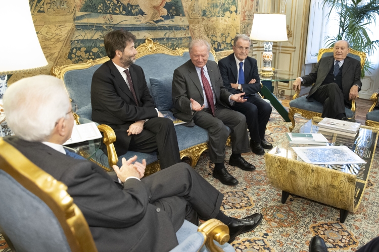 Il Presidente della Repubblica Sergio Mattarella con Franco Iseppi,Presidente del Touring Club Italiano e una delegazione.
