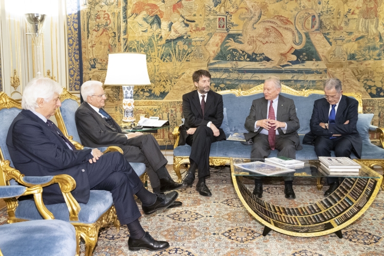 Il Presidente della Repubblica Sergio Mattarella con Franco Iseppi,Presidente del Touring Club Italiano e una delegazione.
