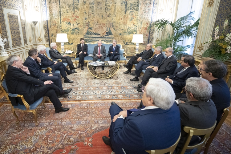 Il Presidente della Repubblica Sergio Mattarella con Franco Iseppi,Presidente del Touring Club Italiano e una delegazione.
