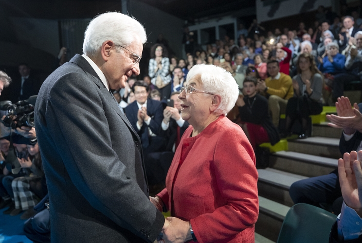 Il Presidente della Repubblica Sergio Mattarella saluta Maria Voce Emmaus, Presidente del Movimento dei Focolari, in occasione della celebrazione in onore di Chiara Lubich, nel centenario della sua nascita