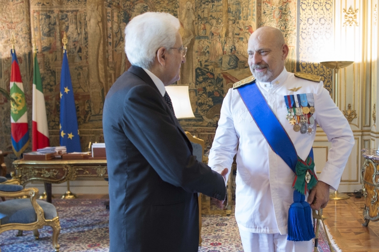Il Presidente Sergio Mattarella con l'Ammiraglio di Squadra Giuseppe De Giorgi, 