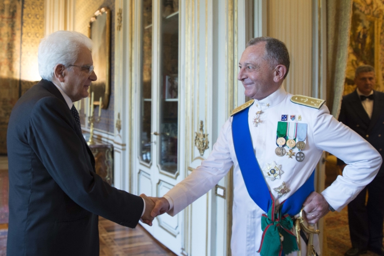 Il Presidente Sergio Mattarella con l'Ammiraglio di Squadra Valter Girardelli, 