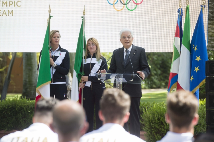 Il Presidente Sergio Mattarella in occasione della cerimonia di consegna della Bandiera 