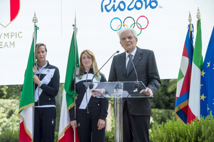 Il Presidente Sergio Mattarella in occasione della cerimonia di consegna della Bandiera 