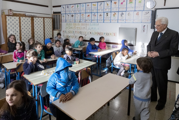 Il Presidente Sergio Mattarella in occasione della visita alla scuola "D. Manin", nel quartiere esquilino