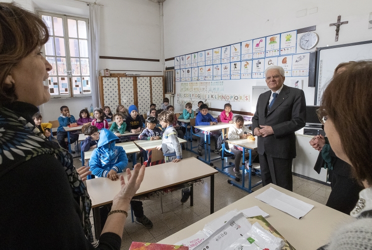 Il Presidente Sergio Mattarella in occasione della visita alla scuola "D. Manin", nel quartiere esquilino