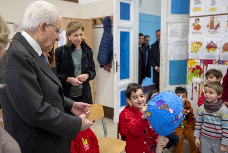 Il Presidente Sergio Mattarella in occasione della visita alla scuola "D. Manin", nel quartiere esquilino