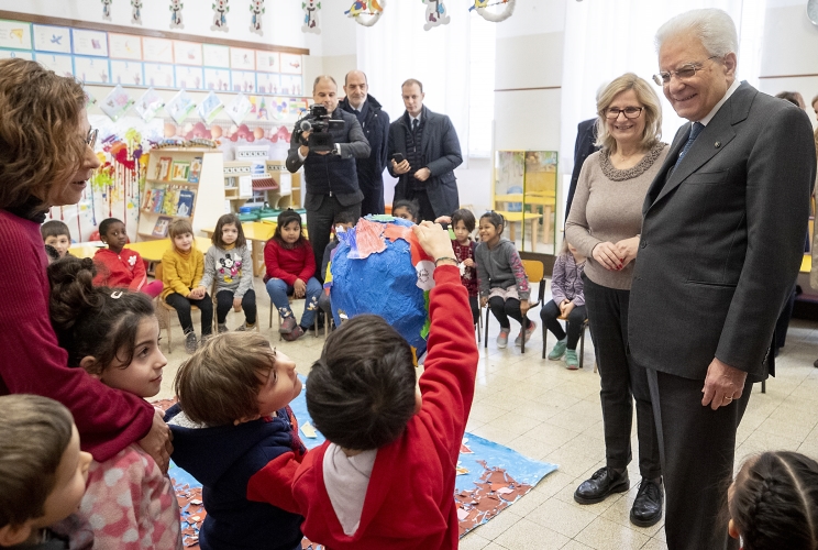 Il Presidente Sergio Mattarella in occasione della visita alla scuola "D. Manin", nel quartiere esquilino