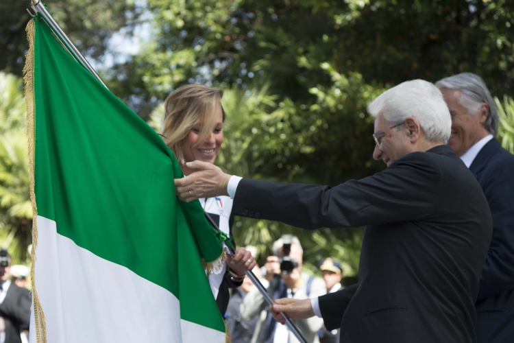 Il Presidente Sergio Mattarella consegna a Federica Pellegrini il Tricolore
