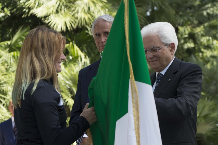 Il Presidente Sergio Mattarella consegna a Martina Caironi il Tricolore
