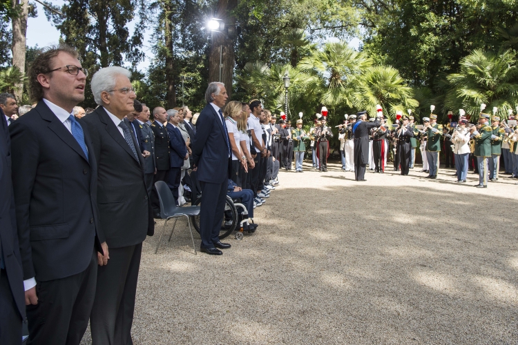 Il Presidente Sergio Mattarella in occasione della cerimonia di consegna della Bandiera 