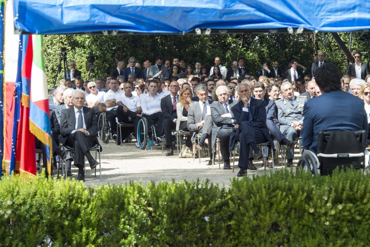 Il Presidente Sergio Mattarella in occasione della cerimonia di consegna della Bandiera 
