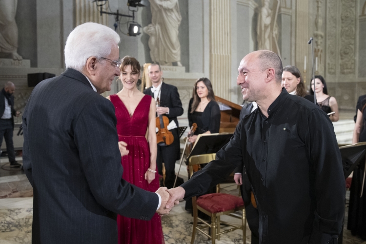 Il Presidente Sergio Mattarella saluta il M° Marco Angius al termine del concerto della celebrazione del "Giorno del Ricordo"
