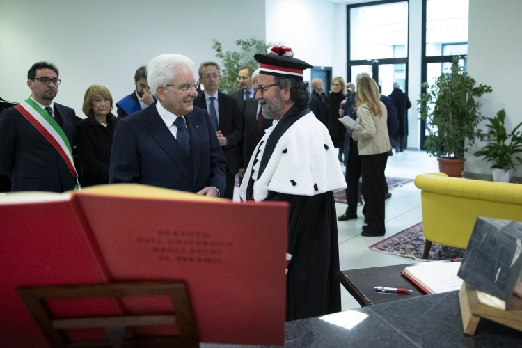 Il Presidente Sergio Mattarella con Dino Mastrocola, Rettore dell’Ateneo,in occasione della cerimonia di inaugurazione dell’anno accademico 2019/2020 dell’Università degli Studi di Teramo 
