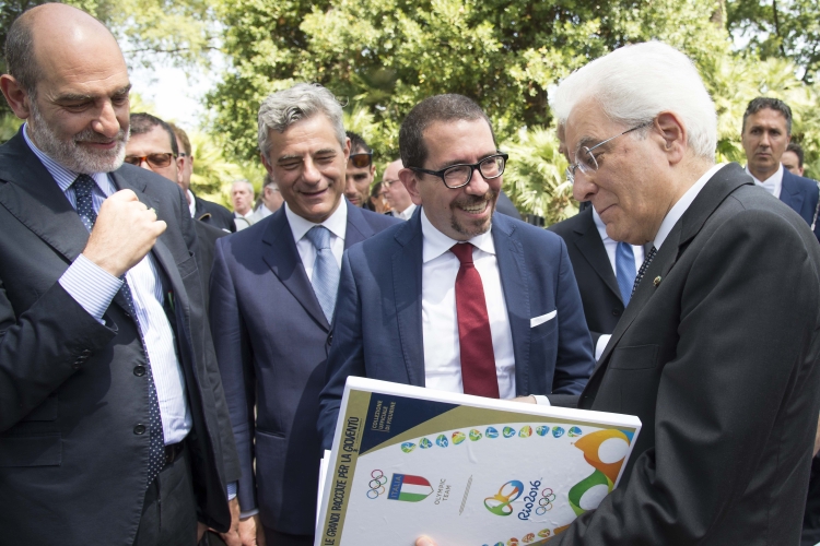 Il Presidente Sergio Mattarella alla cerimonia di consegna della Bandiera 