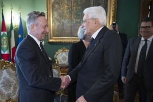 Il Presidente della Repubblica Sergio Mattarella saluta Giovanni Bachelet, figlio di Vittorio Bachelet, in occasione della cerimonia del 40° anniversario della scomparsa. 

