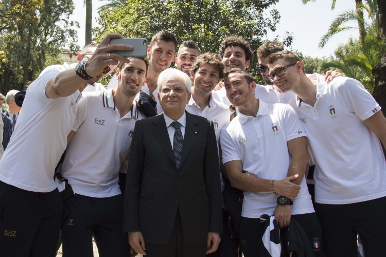 Il Presidente Sergio Mattarella con gli atleti in partenza per Rio 2016