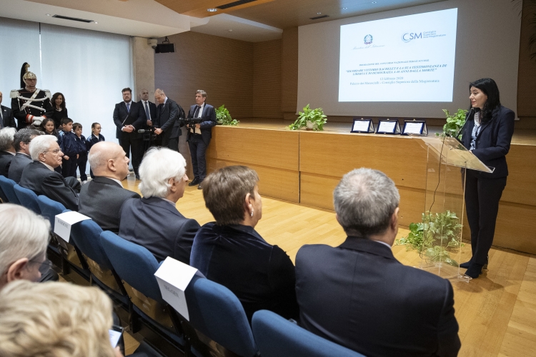 Il Presidente della Repubblica Sergio Mattarella con il Ministro dell'Istruzione Lucia Azzolina in occasione delle premiazione dei vincitori del concorso “Ricordare Vittorio Bachelet e la sua testimonianza di libertà e di democrazia a 40 anni dalla morte”.