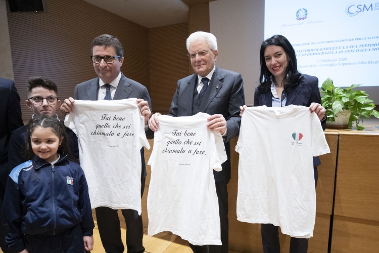 Il Presidente Sergio Mattarella con il Ministro dell'Istruzione e il Vicepresidente del CSM premia i vincitori del concorso di idee “Ricordare Vittorio Bachelet e la sua testimonianza di libertà e di democrazia a 40 anni dalla morte”