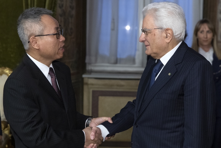 Il Presidente Sergio Mattarella con S.E. il Signor Li Junhua, Ambasciatore della Repubblica Popolare Cinese in Italia, poco prima del concerto straordinario organizzato in occasione delle iniziative dell’anno della cultura e del turismo Italia-Cina 2020, eseguito dalla pianista Ju Jin