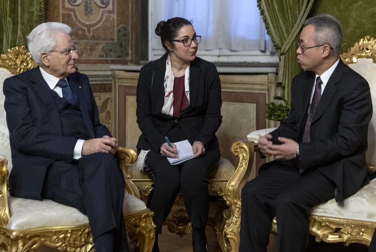 Il Presidente Sergio Mattarella con S.E. il Signor Li Junhua, Ambasciatore della Repubblica Popolare Cinese in Italia, poco prima del concerto straordinario organizzato in occasione delle iniziative dell’anno della cultura e del turismo Italia-Cina 2020, eseguito dalla pianista Ju Jin