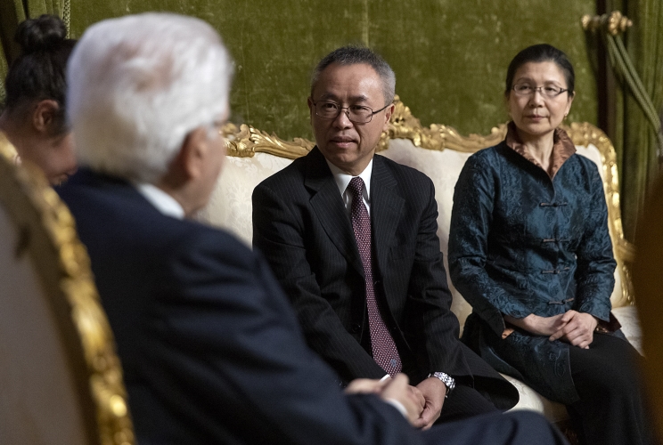 Il Presidente Sergio Mattarella con S.E. il Signor Li Junhua, Ambasciatore della Repubblica Popolare Cinese in Italia e consorte, poco prima del concerto straordinario organizzato in occasione delle iniziative dell’anno della cultura e del turismo Italia-Cina 2020, eseguito dalla pianista Ju Jin