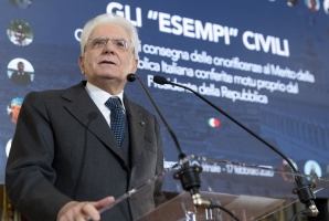 Il Presidente Sergio Mattarella nel corso della cerimonia di consegna delle onorificenze OMRI conferite “motu proprio” a cittadini distintisi per atti di eroismo e impegno civile