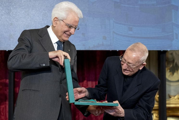 Il Presidente Sergio Mattarella conferisce "motu proprio" l'onorificenza di Commendatore dell'Ordine al Merito della Repubblica Italiana a Mons. Filippo Tocci