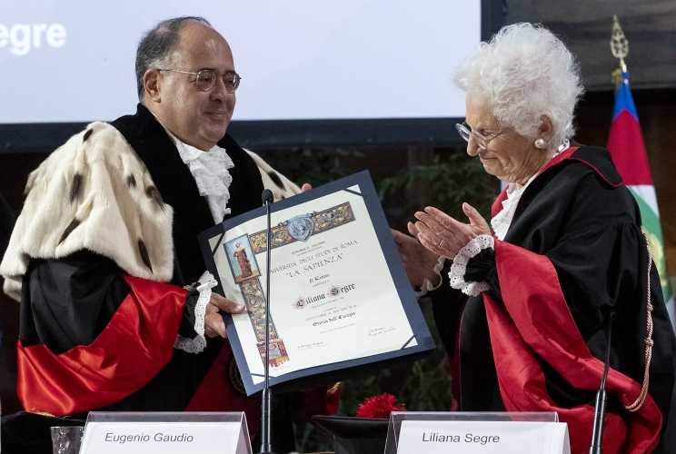 La Sen. Liliana Segre riceve il Dottorato di ricerca honoris causa in Storia dell’Europa dal Prof. Eugenio Gaudio, Rettore della Sapienza Università di Roma