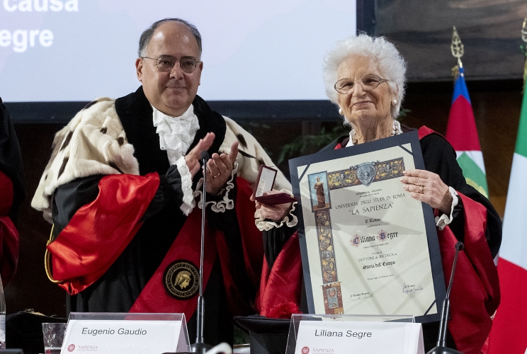 La Sen. Liliana Segre riceve il Dottorato di ricerca honoris causa in Storia dell’Europa dal Prof. Eugenio Gaudio, Rettore della Sapienza Università di Roma