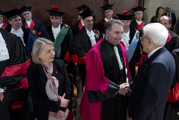Il Presidente Sergio Mattarella al termine dell’inaugurazione dell’Anno Accademico della Sapienza Università di Roma saluta i Rettori