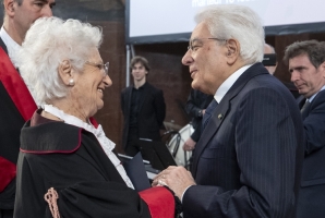 Il Presidente Sergio Mattarella al termine dell’inaugurazione dell’Anno Accademico della Sapienza Università di Roma saluta la Sen Liliana Segre