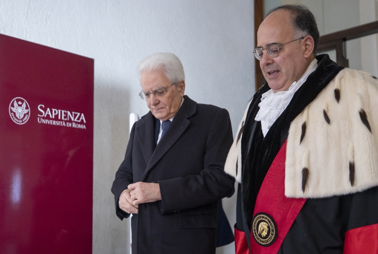 Il Presidente Sergio Mattarella accompagnato dal Prof. Eugenio Gaudio, Rettore della Sapienza Università di Roma al termine dell’inaugurazione dell’Anno Accademico