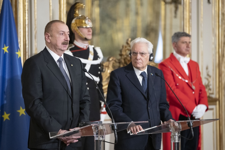 Il Presidente Sergio Mattarella con il Presidente della Repubblica dell’Azerbaigian, S.E. il Signor Ilham Aliyev, nel corso delle dichiarazioni alla stampa