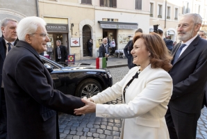 Il Presidente Sergio Mattarella accolto da Ruth Dureghello, Presidente della Comunità Ebraica di Roma e Riccardo Shmuel Di Segni, Rabbino Capo della Comunità Ebraica di Roma al suo arrivo nel quartiere ebraico di Roma