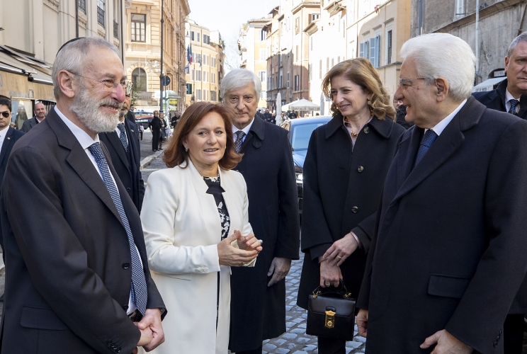 Il Presidente Sergio Mattarella con Ruth Dureghello, Presidente della Comunità Ebraica di Roma e Riccardo Shmuel Di Segni, Rabbino Capo della Comunità Ebraica di Roma nel quartiere ebraico di Roma