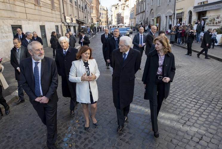 Il Presidente Sergio Mattarella con Ruth Dureghello, Presidente della Comunità Ebraica di Roma e Riccardo Shmuel Di Segni, Rabbino Capo della Comunità Ebraica di Roma nel quartiere ebraico di Roma