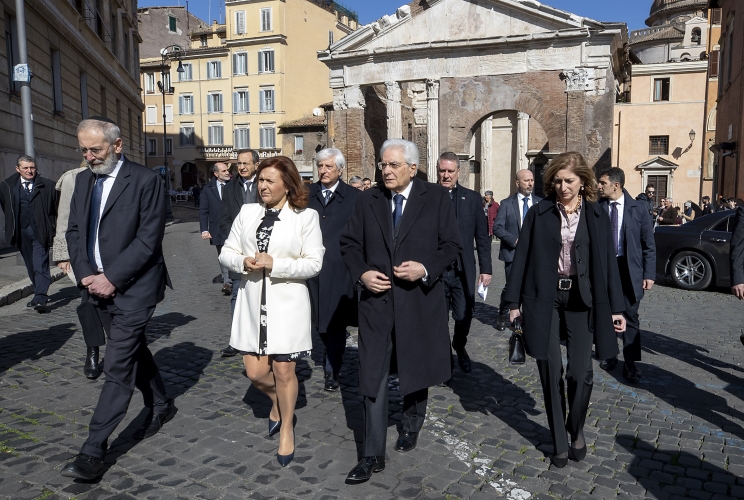 Il Presidente Sergio Mattarella con Ruth Dureghello, Presidente della Comunità Ebraica di Roma e Riccardo Shmuel Di Segni, Rabbino Capo della Comunità Ebraica di Roma nel quartiere ebraico di Roma