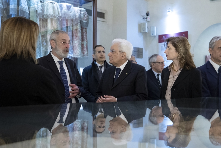 Il Presidente Sergio Mattarella con Riccardo Shmuel Di Segni, Rabbino Capo della Comunità Ebraica di Roma visita il Museo ebraico
