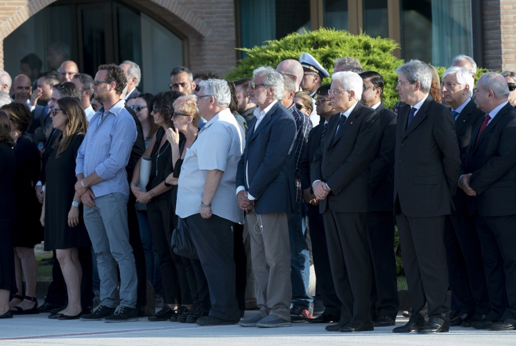 Il Presidente della Repubblica Sergio Mattarella con i familiari dei Caduti e il Ministro Gentiloni