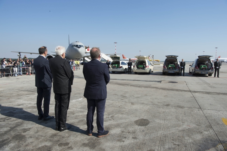 Il Presidente Sergio Mattarella rende omaggio alle vittime italiane dell'attentato a Nizza
