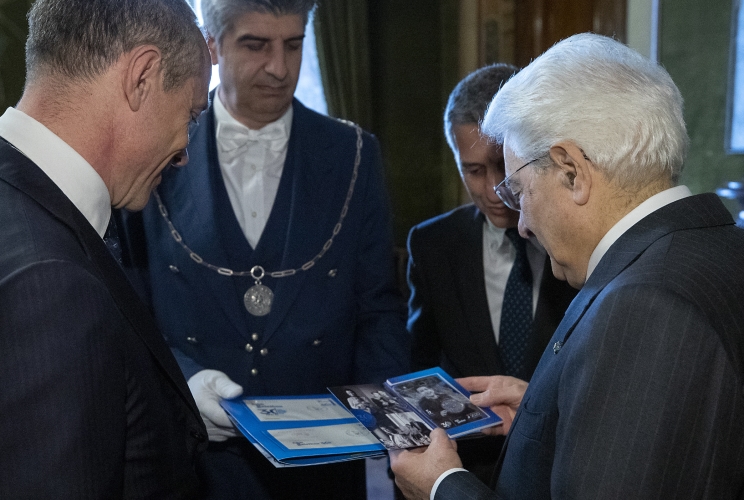Il Presidente Sergio Mattarella riceve da Matteo Del Fante Amministratore delegato e Direttore generale di Poste Italiane e Paolo Aielli, Amministratore delegato dell’Istituto Poligrafico e Zecca dello Stato un francobollo e di una moneta con il logo della Fondazione Telethon