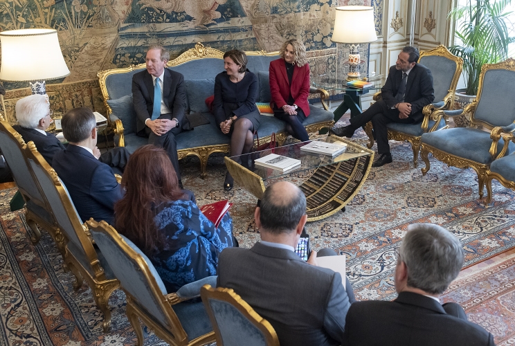 Il Presidente Sergio Mattarella nel corso dell'incontro con Brad Smith, Presidente di Microsoft, Silvia Candiani, Ceo Microsoft Italia, Carol Ann Browne, Director for External Relations e Pier Luigi Dal Pino, Direttore Centrale Rapporti Istituzionali Microsoft Italia e Austria
