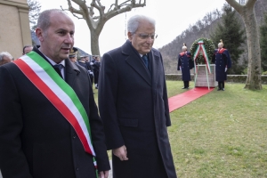Il Presidente della Repubblica Sergio Mattarella con Maurizio Verona, Sindaco di Stazzema, in occasione della cerimonia per il cinquantesimo anniversario del conferimento della medaglia d’oro al valor militare al Comune di Stazzema
